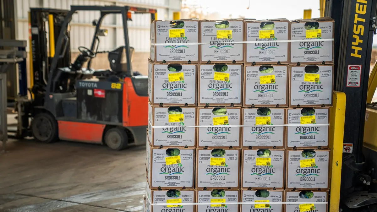 Empilhadeira organizando caixas empilhadas em um armazém